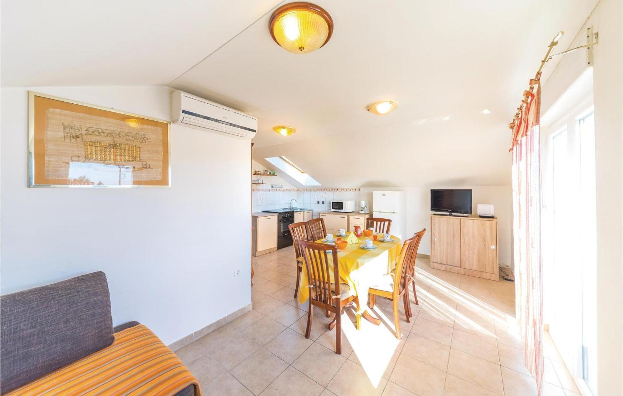 Gorgeous Apartment In Seget Vranjica Ngoại thất bức ảnh